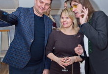 Алексей и Ольга Куприенко фотографируются с маэстро Вадерием Терешкиным